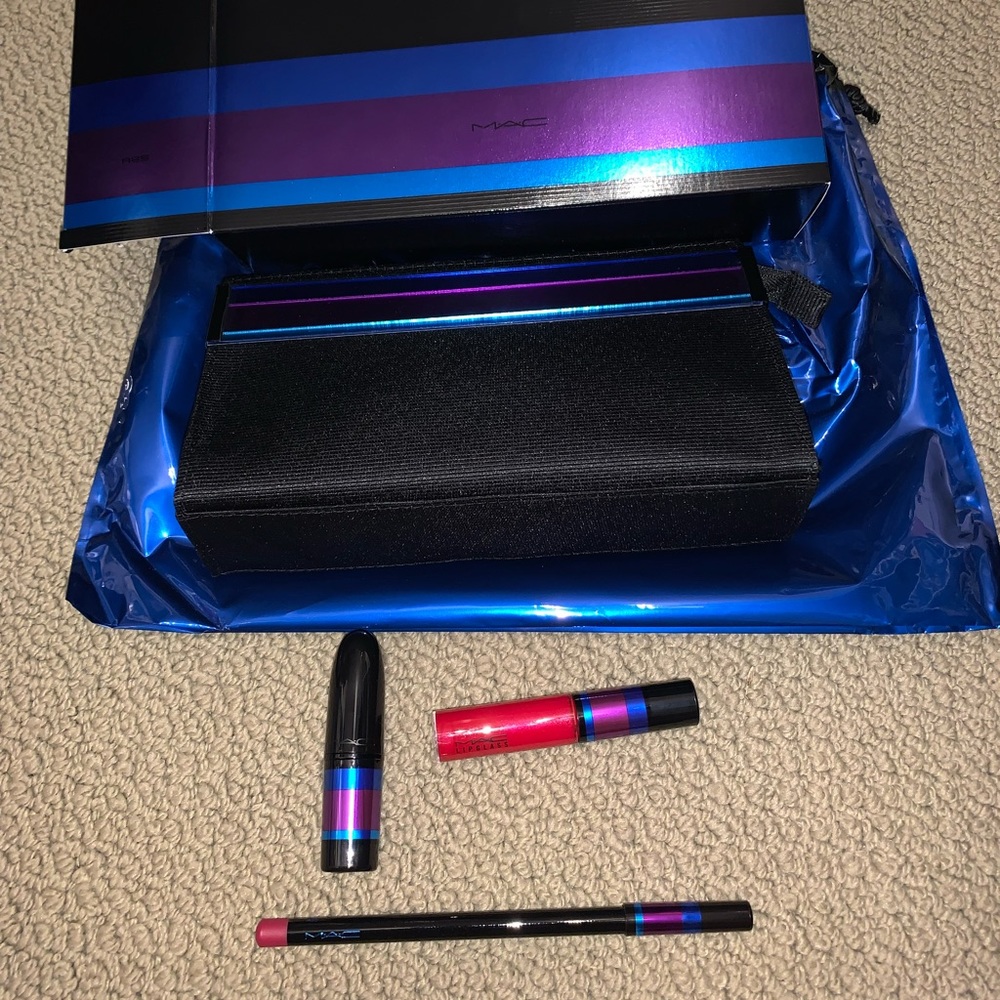 MAC cosmetics Enchanted Red Lip Gift set with bag